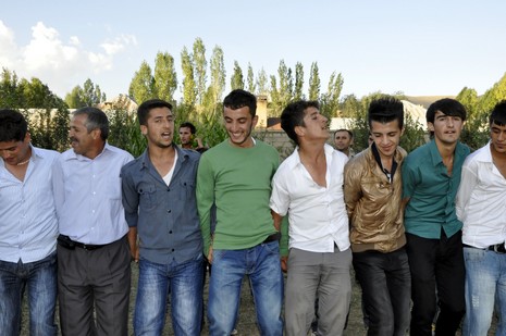 Yüksekova'da 18-19 Eylül 2010 tarihlerinde dünya evine giren çiftlerimizi sizler için sayfamıza taşıdık. Yüksekova Güncel Ailesi olarak tüm çiftlerimize mutluluklar dileriz...