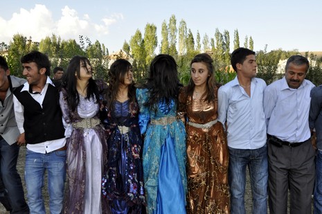 Yüksekova'da 18-19 Eylül 2010 tarihlerinde dünya evine giren çiftlerimizi sizler için sayfamıza taşıdık. Yüksekova Güncel Ailesi olarak tüm çiftlerimize mutluluklar dileriz...