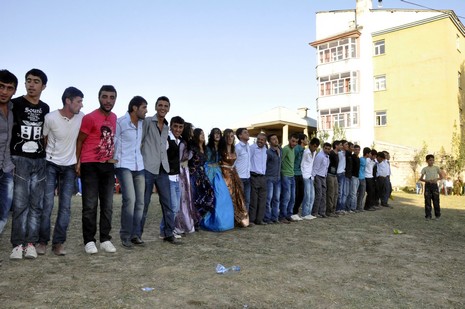 Yüksekova'da 18-19 Eylül 2010 tarihlerinde dünya evine giren çiftlerimizi sizler için sayfamıza taşıdık. Yüksekova Güncel Ailesi olarak tüm çiftlerimize mutluluklar dileriz...