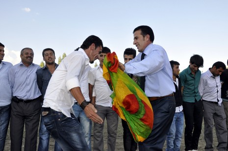 Yüksekova'da 18-19 Eylül 2010 tarihlerinde dünya evine giren çiftlerimizi sizler için sayfamıza taşıdık. Yüksekova Güncel Ailesi olarak tüm çiftlerimize mutluluklar dileriz...