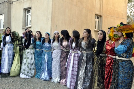 Yüksekova'da 18-19 Eylül 2010 tarihlerinde dünya evine giren çiftlerimizi sizler için sayfamıza taşıdık. Yüksekova Güncel Ailesi olarak tüm çiftlerimize mutluluklar dileriz...