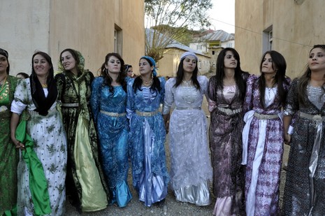 Yüksekova'da 18-19 Eylül 2010 tarihlerinde dünya evine giren çiftlerimizi sizler için sayfamıza taşıdık. Yüksekova Güncel Ailesi olarak tüm çiftlerimize mutluluklar dileriz...