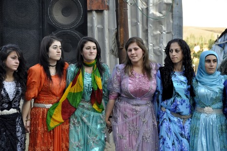 Yüksekova'da 18-19 Eylül 2010 tarihlerinde dünya evine giren çiftlerimizi sizler için sayfamıza taşıdık. Yüksekova Güncel Ailesi olarak tüm çiftlerimize mutluluklar dileriz...