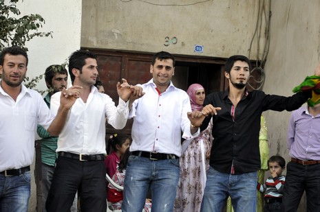 Yüksekova'da 18-19 Eylül 2010 tarihlerinde dünya evine giren çiftlerimizi sizler için sayfamıza taşıdık. Yüksekova Güncel Ailesi olarak tüm çiftlerimize mutluluklar dileriz...