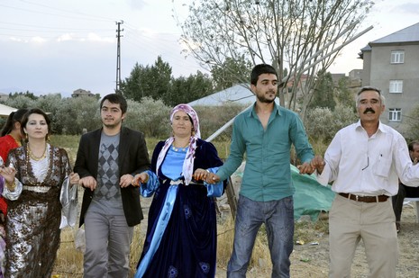 Yüksekova'da 18-19 Eylül 2010 tarihlerinde dünya evine giren çiftlerimizi sizler için sayfamıza taşıdık. Yüksekova Güncel Ailesi olarak tüm çiftlerimize mutluluklar dileriz...