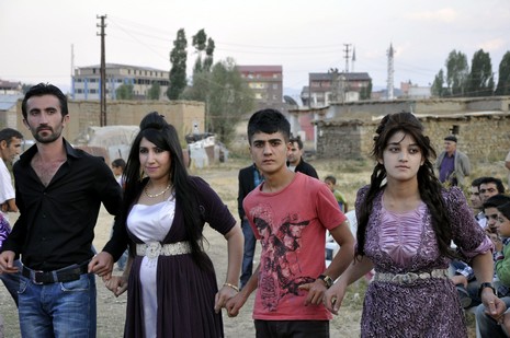 Yüksekova'da 18-19 Eylül 2010 tarihlerinde dünya evine giren çiftlerimizi sizler için sayfamıza taşıdık. Yüksekova Güncel Ailesi olarak tüm çiftlerimize mutluluklar dileriz...