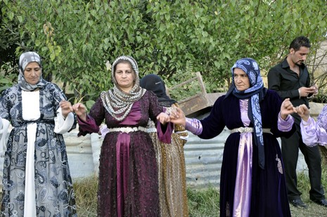 Yüksekova'da 18-19 Eylül 2010 tarihlerinde dünya evine giren çiftlerimizi sizler için sayfamıza taşıdık. Yüksekova Güncel Ailesi olarak tüm çiftlerimize mutluluklar dileriz...