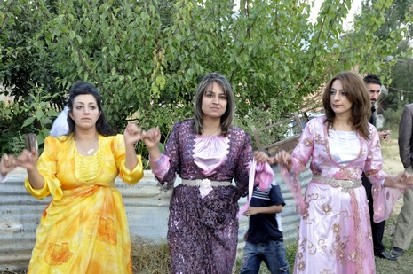 Yüksekova'da 18-19 Eylül 2010 tarihlerinde dünya evine giren çiftlerimizi sizler için sayfamıza taşıdık. Yüksekova Güncel Ailesi olarak tüm çiftlerimize mutluluklar dileriz...