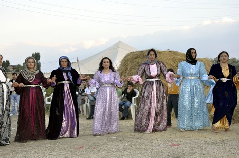 Yüksekova'da 18-19 Eylül 2010 tarihlerinde dünya evine giren çiftlerimizi sizler için sayfamıza taşıdık. Yüksekova Güncel Ailesi olarak tüm çiftlerimize mutluluklar dileriz...