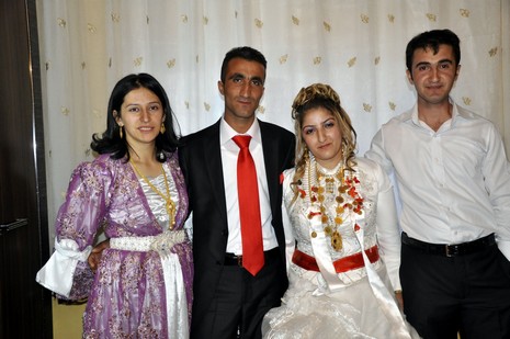 Yüksekova'da 18-19 Eylül 2010 tarihlerinde dünya evine giren çiftlerimizi sizler için sayfamıza taşıdık. Yüksekova Güncel Ailesi olarak tüm çiftlerimize mutluluklar dileriz...