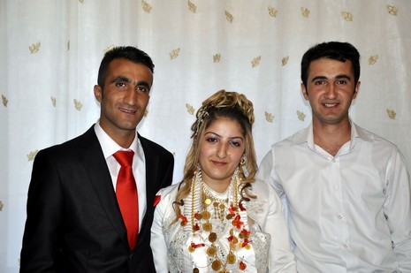 Yüksekova'da 18-19 Eylül 2010 tarihlerinde dünya evine giren çiftlerimizi sizler için sayfamıza taşıdık. Yüksekova Güncel Ailesi olarak tüm çiftlerimize mutluluklar dileriz...