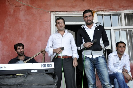 Yüksekova'da 18-19 Eylül 2010 tarihlerinde dünya evine giren çiftlerimizi sizler için sayfamıza taşıdık. Yüksekova Güncel Ailesi olarak tüm çiftlerimize mutluluklar dileriz...