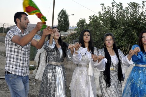 Yüksekova'da 18-19 Eylül 2010 tarihlerinde dünya evine giren çiftlerimizi sizler için sayfamıza taşıdık. Yüksekova Güncel Ailesi olarak tüm çiftlerimize mutluluklar dileriz...