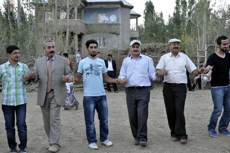 Yüksekova'da 18-19 Eylül 2010 tarihlerinde dünya evine giren çiftlerimizi sizler için sayfamıza taşıdık. Yüksekova Güncel Ailesi olarak tüm çiftlerimize mutluluklar dileriz...