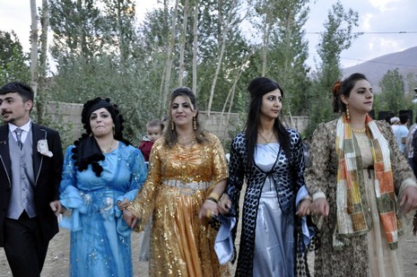 Yüksekova'da 18-19 Eylül 2010 tarihlerinde dünya evine giren çiftlerimizi sizler için sayfamıza taşıdık. Yüksekova Güncel Ailesi olarak tüm çiftlerimize mutluluklar dileriz...