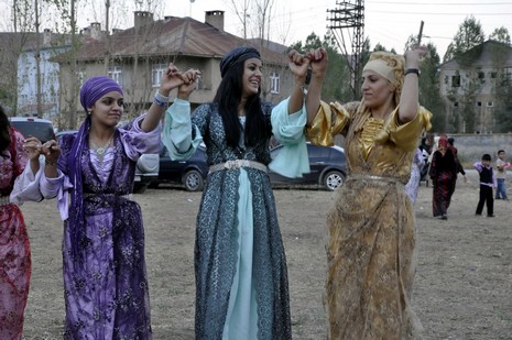 Yüksekova'da 18-19 Eylül 2010 tarihlerinde dünya evine giren çiftlerimizi sizler için sayfamıza taşıdık. Yüksekova Güncel Ailesi olarak tüm çiftlerimize mutluluklar dileriz...