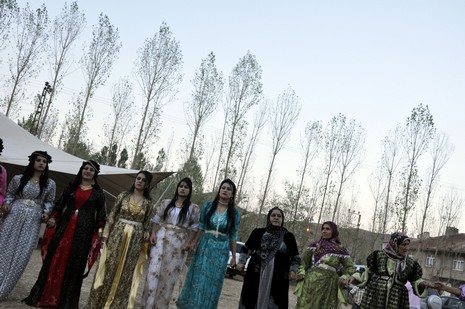 Yüksekova'da 18-19 Eylül 2010 tarihlerinde dünya evine giren çiftlerimizi sizler için sayfamıza taşıdık. Yüksekova Güncel Ailesi olarak tüm çiftlerimize mutluluklar dileriz...