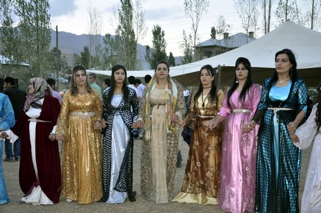 Yüksekova'da 18-19 Eylül 2010 tarihlerinde dünya evine giren çiftlerimizi sizler için sayfamıza taşıdık. Yüksekova Güncel Ailesi olarak tüm çiftlerimize mutluluklar dileriz...