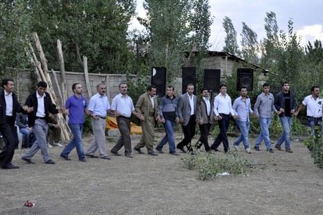 Yüksekova'da 18-19 Eylül 2010 tarihlerinde dünya evine giren çiftlerimizi sizler için sayfamıza taşıdık. Yüksekova Güncel Ailesi olarak tüm çiftlerimize mutluluklar dileriz...