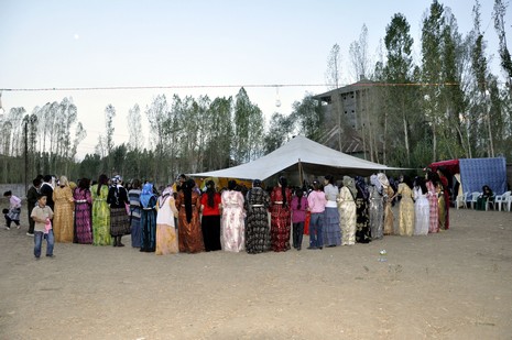 Yüksekova'da 18-19 Eylül 2010 tarihlerinde dünya evine giren çiftlerimizi sizler için sayfamıza taşıdık. Yüksekova Güncel Ailesi olarak tüm çiftlerimize mutluluklar dileriz...