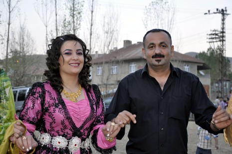 Yüksekova'da 18-19 Eylül 2010 tarihlerinde dünya evine giren çiftlerimizi sizler için sayfamıza taşıdık. Yüksekova Güncel Ailesi olarak tüm çiftlerimize mutluluklar dileriz...