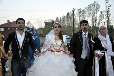 Yüksekova'da 18-19 Eylül 2010 tarihlerinde dünya evine giren çiftlerimizi sizler için sayfamıza taşıdık. Yüksekova Güncel Ailesi olarak tüm çiftlerimize mutluluklar dileriz...