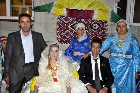 Yüksekova'da 18-19 Eylül 2010 tarihlerinde dünya evine giren çiftlerimizi sizler için sayfamıza taşıdık. Yüksekova Güncel Ailesi olarak tüm çiftlerimize mutluluklar dileriz...