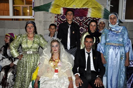 Yüksekova'da 18-19 Eylül 2010 tarihlerinde dünya evine giren çiftlerimizi sizler için sayfamıza taşıdık. Yüksekova Güncel Ailesi olarak tüm çiftlerimize mutluluklar dileriz...