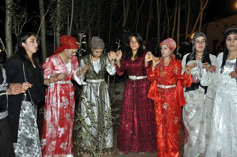 Yüksekova'da 18-19 Eylül 2010 tarihlerinde dünya evine giren çiftlerimizi sizler için sayfamıza taşıdık. Yüksekova Güncel Ailesi olarak tüm çiftlerimize mutluluklar dileriz...