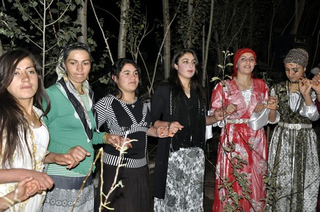 Yüksekova'da 18-19 Eylül 2010 tarihlerinde dünya evine giren çiftlerimizi sizler için sayfamıza taşıdık. Yüksekova Güncel Ailesi olarak tüm çiftlerimize mutluluklar dileriz...