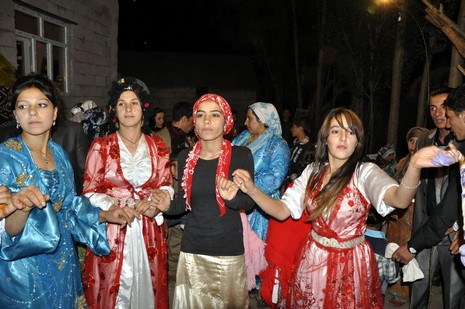 Yüksekova'da 18-19 Eylül 2010 tarihlerinde dünya evine giren çiftlerimizi sizler için sayfamıza taşıdık. Yüksekova Güncel Ailesi olarak tüm çiftlerimize mutluluklar dileriz...