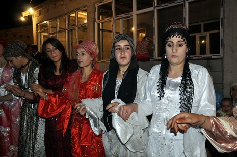 Yüksekova'da 18-19 Eylül 2010 tarihlerinde dünya evine giren çiftlerimizi sizler için sayfamıza taşıdık. Yüksekova Güncel Ailesi olarak tüm çiftlerimize mutluluklar dileriz...