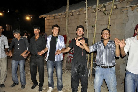 Yüksekova'da 18-19 Eylül 2010 tarihlerinde dünya evine giren çiftlerimizi sizler için sayfamıza taşıdık. Yüksekova Güncel Ailesi olarak tüm çiftlerimize mutluluklar dileriz...