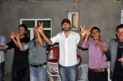 Yüksekova'da 18-19 Eylül 2010 tarihlerinde dünya evine giren çiftlerimizi sizler için sayfamıza taşıdık. Yüksekova Güncel Ailesi olarak tüm çiftlerimize mutluluklar dileriz...