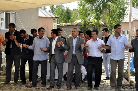 Yüksekova'da 18-19 Eylül 2010 tarihlerinde dünya evine giren çiftlerimizi sizler için sayfamıza taşıdık. Yüksekova Güncel Ailesi olarak tüm çiftlerimize mutluluklar dileriz...