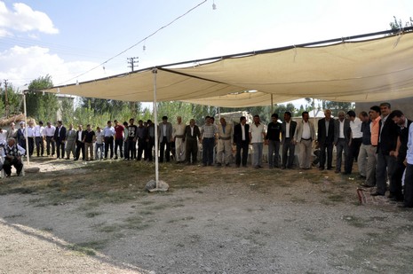 Yüksekova'da 18-19 Eylül 2010 tarihlerinde dünya evine giren çiftlerimizi sizler için sayfamıza taşıdık. Yüksekova Güncel Ailesi olarak tüm çiftlerimize mutluluklar dileriz...