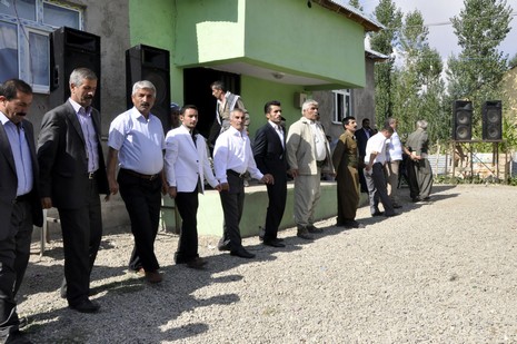 Yüksekova'da 18-19 Eylül 2010 tarihlerinde dünya evine giren çiftlerimizi sizler için sayfamıza taşıdık. Yüksekova Güncel Ailesi olarak tüm çiftlerimize mutluluklar dileriz...