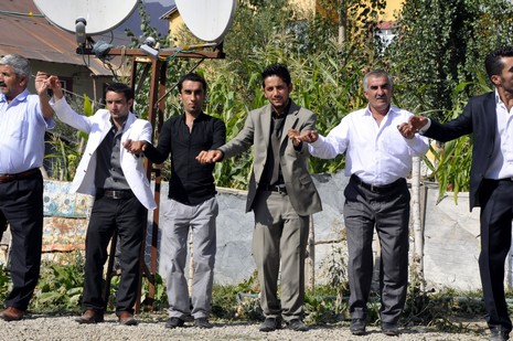 Yüksekova'da 18-19 Eylül 2010 tarihlerinde dünya evine giren çiftlerimizi sizler için sayfamıza taşıdık. Yüksekova Güncel Ailesi olarak tüm çiftlerimize mutluluklar dileriz...