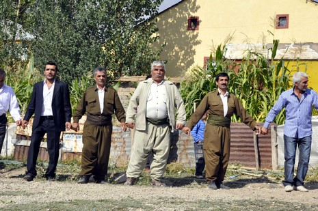 Yüksekova'da 18-19 Eylül 2010 tarihlerinde dünya evine giren çiftlerimizi sizler için sayfamıza taşıdık. Yüksekova Güncel Ailesi olarak tüm çiftlerimize mutluluklar dileriz...