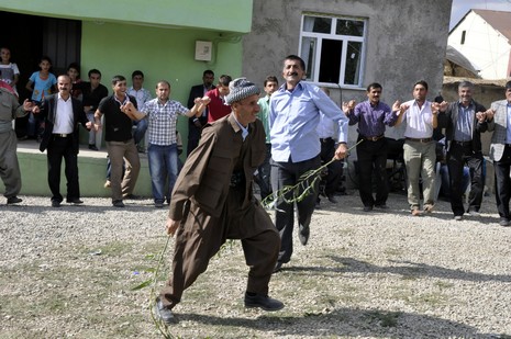 Yüksekova'da 18-19 Eylül 2010 tarihlerinde dünya evine giren çiftlerimizi sizler için sayfamıza taşıdık. Yüksekova Güncel Ailesi olarak tüm çiftlerimize mutluluklar dileriz...