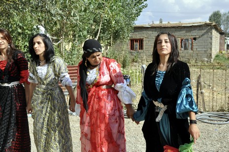 Yüksekova'da 18-19 Eylül 2010 tarihlerinde dünya evine giren çiftlerimizi sizler için sayfamıza taşıdık. Yüksekova Güncel Ailesi olarak tüm çiftlerimize mutluluklar dileriz...