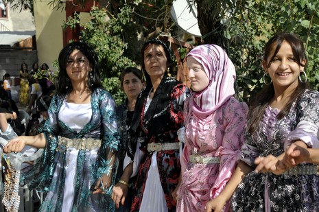 Yüksekova'da 18-19 Eylül 2010 tarihlerinde dünya evine giren çiftlerimizi sizler için sayfamıza taşıdık. Yüksekova Güncel Ailesi olarak tüm çiftlerimize mutluluklar dileriz...