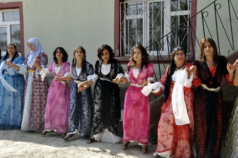 Yüksekova'da 18-19 Eylül 2010 tarihlerinde dünya evine giren çiftlerimizi sizler için sayfamıza taşıdık. Yüksekova Güncel Ailesi olarak tüm çiftlerimize mutluluklar dileriz...
