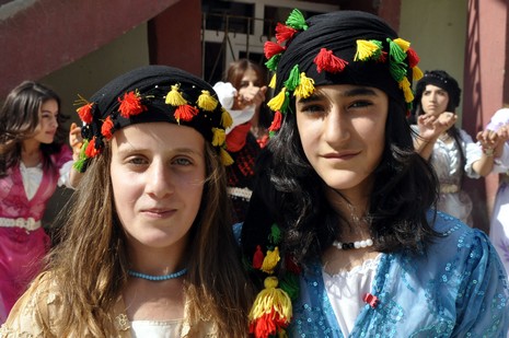 Yüksekova'da 18-19 Eylül 2010 tarihlerinde dünya evine giren çiftlerimizi sizler için sayfamıza taşıdık. Yüksekova Güncel Ailesi olarak tüm çiftlerimize mutluluklar dileriz...