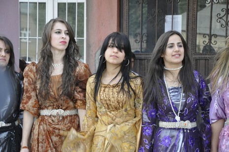 Yüksekova'da 24-25 Eylül 2010 tarihlerinde dünya evine giren çiftlerimizi sizler için sayfamıza taşıdık. Yüksekova Güncel Ailesi olarak tüm çiftlerimize mutluluklar dileriz...