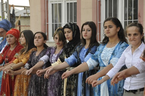 Yüksekova'da 24-25 Eylül 2010 tarihlerinde dünya evine giren çiftlerimizi sizler için sayfamıza taşıdık. Yüksekova Güncel Ailesi olarak tüm çiftlerimize mutluluklar dileriz...