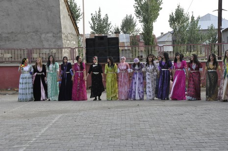 Yüksekova'da 24-25 Eylül 2010 tarihlerinde dünya evine giren çiftlerimizi sizler için sayfamıza taşıdık. Yüksekova Güncel Ailesi olarak tüm çiftlerimize mutluluklar dileriz...