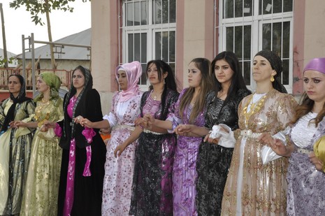 Yüksekova'da 24-25 Eylül 2010 tarihlerinde dünya evine giren çiftlerimizi sizler için sayfamıza taşıdık. Yüksekova Güncel Ailesi olarak tüm çiftlerimize mutluluklar dileriz...