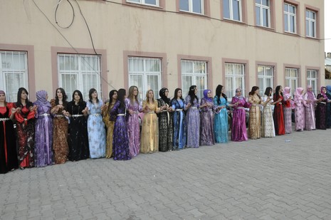 Yüksekova'da 24-25 Eylül 2010 tarihlerinde dünya evine giren çiftlerimizi sizler için sayfamıza taşıdık. Yüksekova Güncel Ailesi olarak tüm çiftlerimize mutluluklar dileriz...