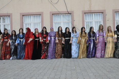 Yüksekova'da 24-25 Eylül 2010 tarihlerinde dünya evine giren çiftlerimizi sizler için sayfamıza taşıdık. Yüksekova Güncel Ailesi olarak tüm çiftlerimize mutluluklar dileriz...